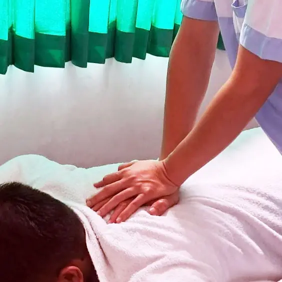 Terapis bersertifikat melakukan massage shiatsu terbaik di Bandung